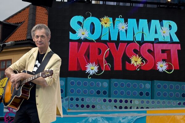 Doug Seegers performing with guitar on the Sommarkrysset stage in Sweden